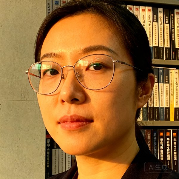 华体会HTH首席技术官陈雨涵的近照，她戴着眼镜专注地看向镜头，身后是满墙的技术书籍，体现深厚的技术底蕴